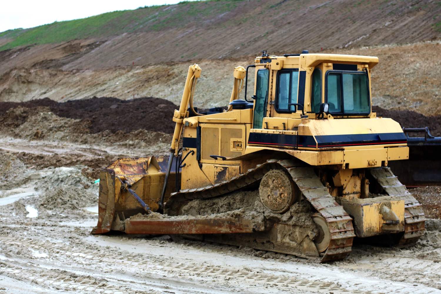 What is the difference between track roller and carrier roller?